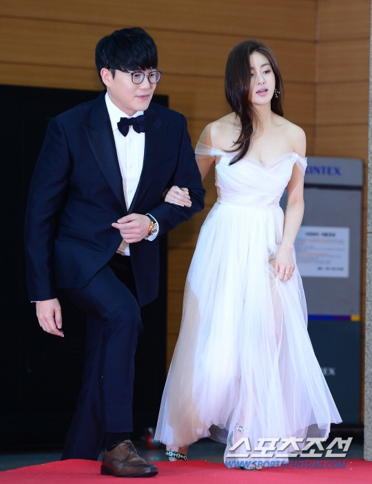 Kang So Ra nổi bật thu hút mọi ánh nhìn trên thảm đỏ Golden Disc Award