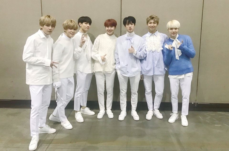 Sao Hàn bị stylist 'chơi khăm' tại Golden Disk Award 2018