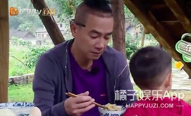 Phì cười với tư thế cầm đũa 'chẳng bao giờ lớn' của dàn sao Hoa ngữ