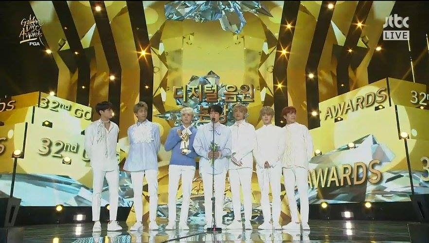 Sao Hàn bị stylist 'chơi khăm' tại Golden Disk Award 2018