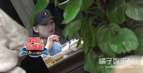 Phì cười với tư thế cầm đũa 'chẳng bao giờ lớn' của dàn sao Hoa ngữ