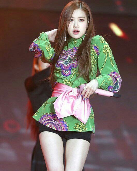 Sao Hàn bị stylist "chơi khăm" tại Golden Disk Award 2018