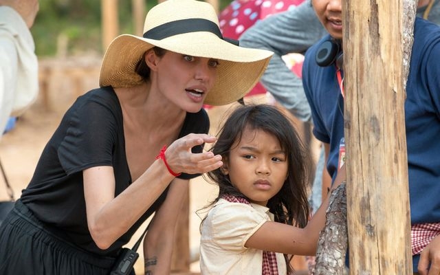 Angelina Jolie vướng nghi án hẹn hò với rapper người Campuchia?