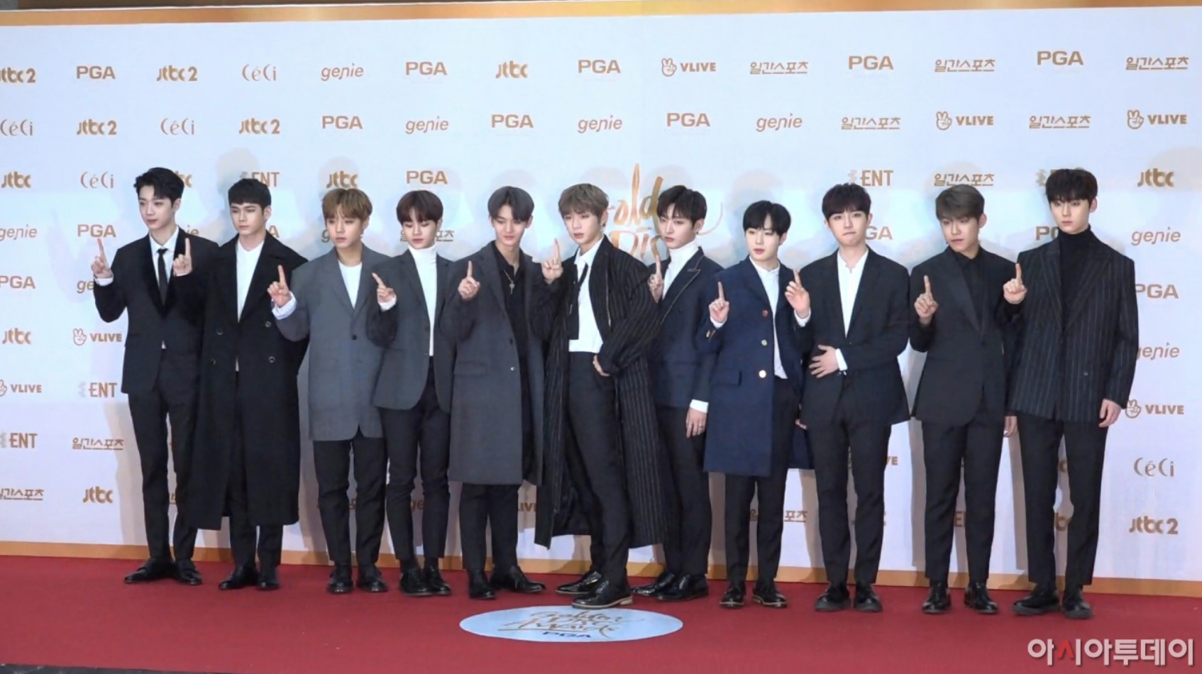 Top 10 nam thần 'mặc đẹp ngây ngất' đi dự Golden Disk Awards 2018