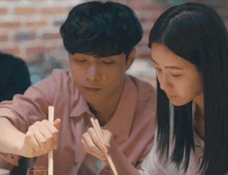 Phì cười với tư thế cầm đũa 'chẳng bao giờ lớn' của dàn sao Hoa ngữ