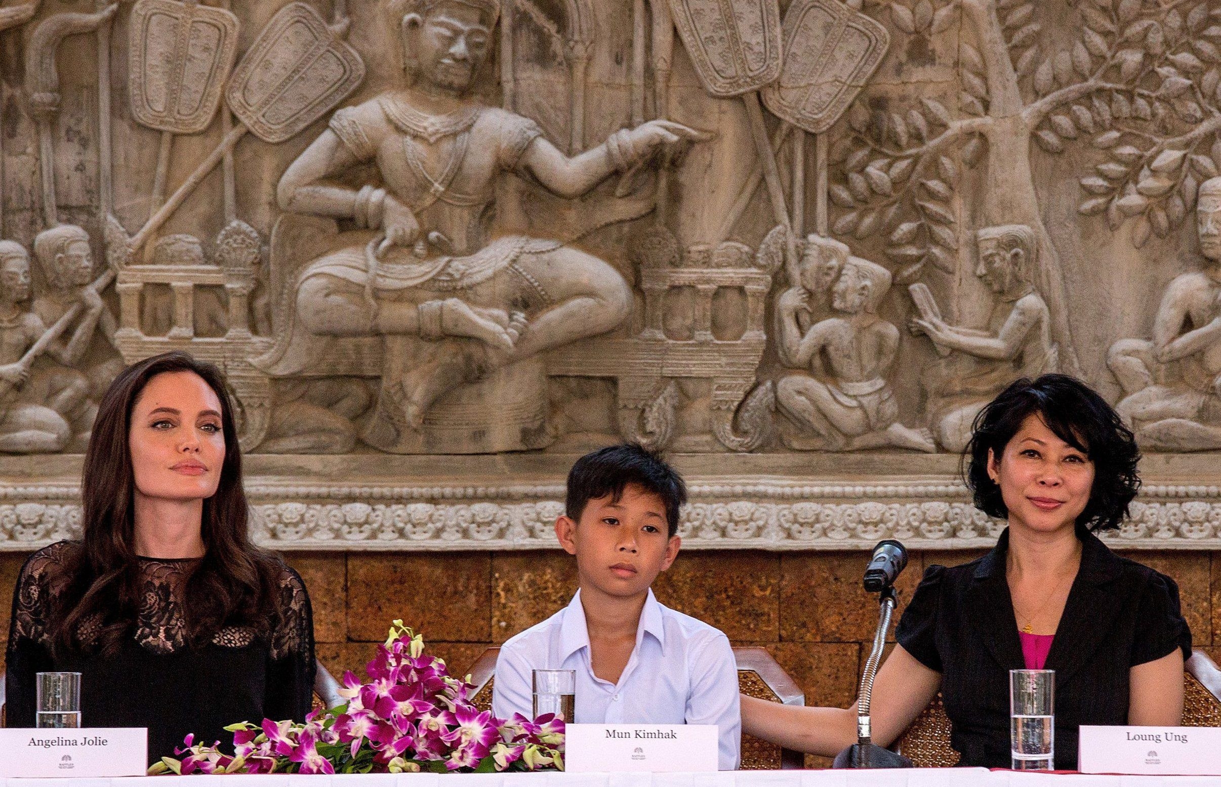 Angelina Jolie vướng nghi án hẹn hò với rapper người Campuchia?