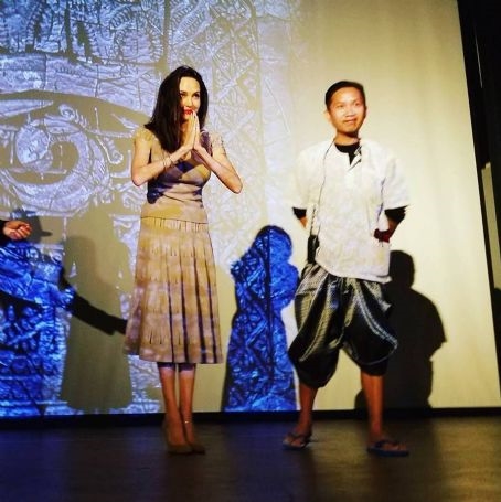 Angelina Jolie vướng nghi án hẹn hò với rapper người Campuchia?