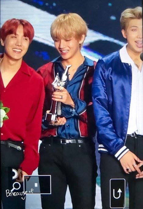 V (BTS) chứng minh cậu là idol có nhân cách vàng tại GDA 2017
