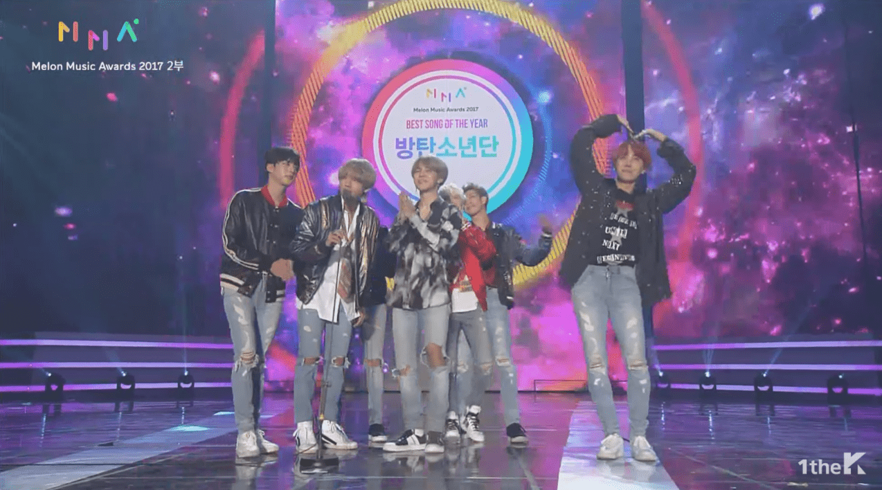 V (BTS) chứng minh cậu là idol có nhân cách vàng tại GDA 2017
