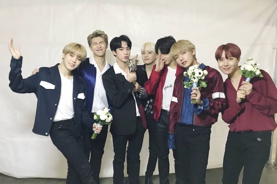V (BTS) chứng minh cậu là idol có nhân cách vàng tại GDA 2017