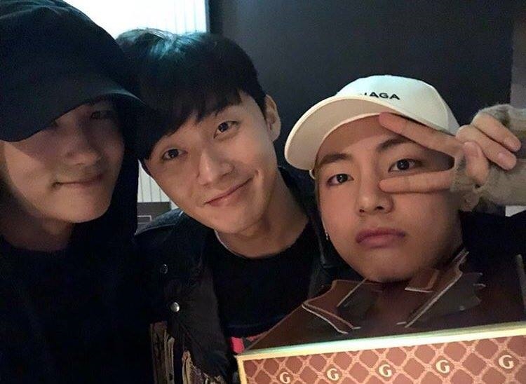 Chờ kết quả Daesang, V (BTS) chỉ gọi điện cho 1 người duy nhất