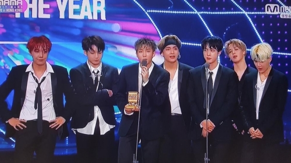 V (BTS) chứng minh cậu là idol có nhân cách vàng tại GDA 2017