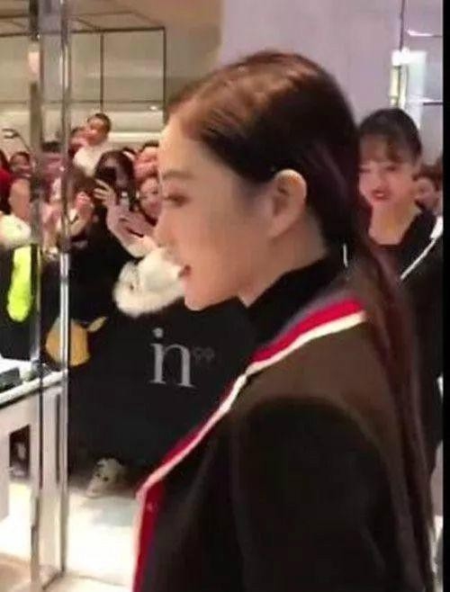 Lý Tiểu Lộ tái xuất sau scandal ngoại tình