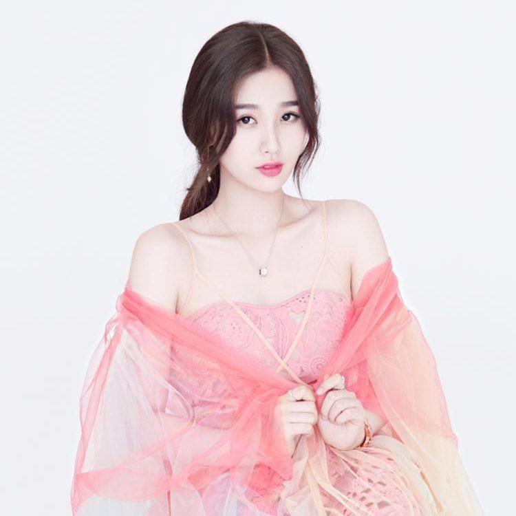 Lộ diện người tình mới của Hồ Nhất Thiên