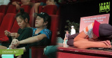 Hoài Linh kiệt sức tập kịch Tết: Gối tay ngủ gục trên sân khấu, mặt lộ vẻ căng thẳng