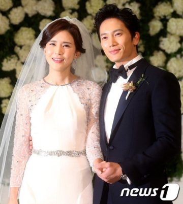 Vợ chồng Ji Sung - Lee Bo Young tiếp tục làm fan nức lòng khi âm thầm