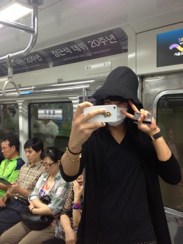 Sao Hàn hóa “thường dân” xuất hiện thân thương trên tàu điện ngầm