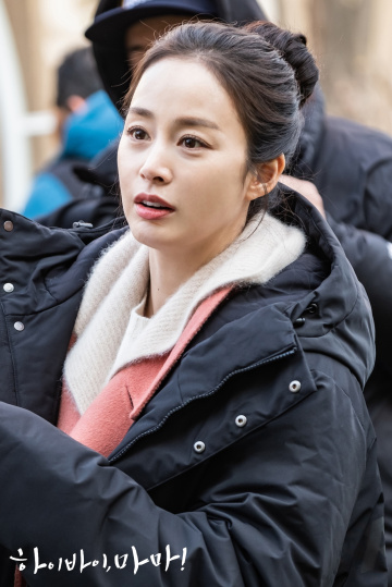Kim Tae Hee ngọt ngào trong loạt ảnh mới với vai người mẹ ma