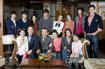 Lee Soon Jae - một diễn viên danh tiếng của Hàn Quốc - đã tham gia và đóng vai chính trong Gia Đình Là Số Một. Xem Lee Soon Jae tỏa sáng trên màn ảnh trong những phân đoạn thú vị và cả những bài học ý nghĩa về gia đình và tình yêu thương.