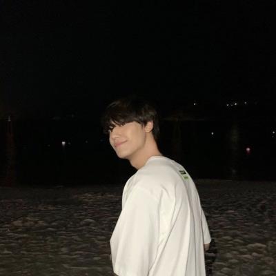 4 ngôi sao nhìn là thấy khí chất "boyfriend material" bay tứ tung 