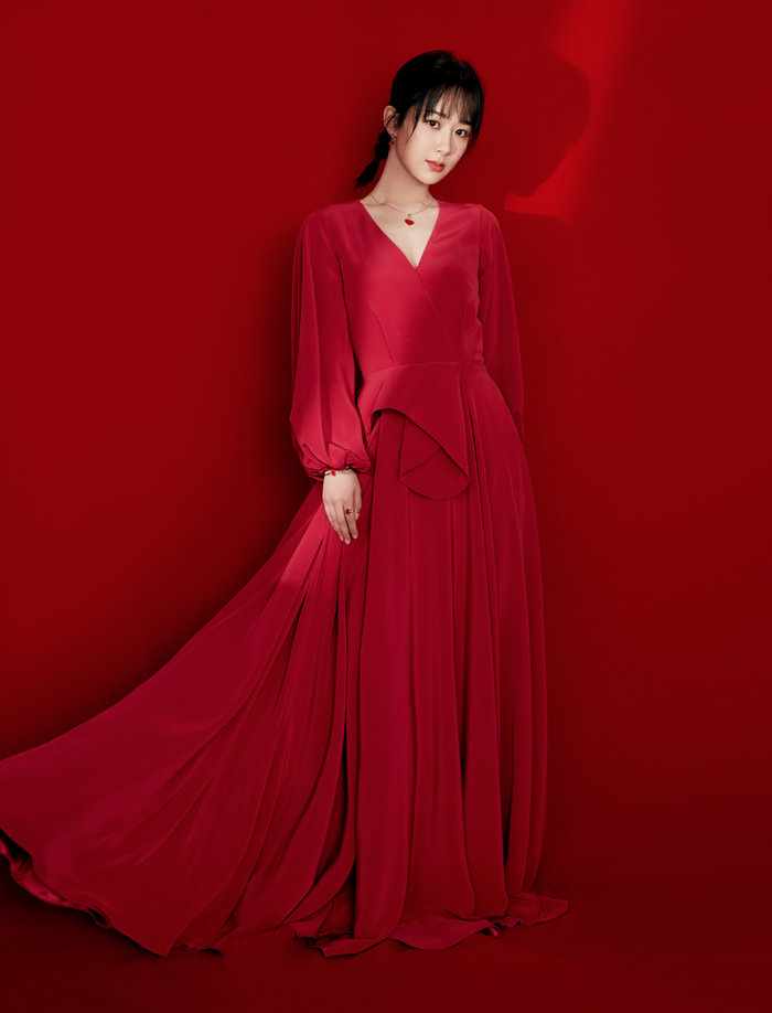 Quan Hiểu Đồng lộ vai thô Thư Kỳ rườm rà với 2 chiếc váy nhưng đây mới là  mỹ nhân đẹp nhất thảm đỏ LHP Bắc Kinh  GUUvn