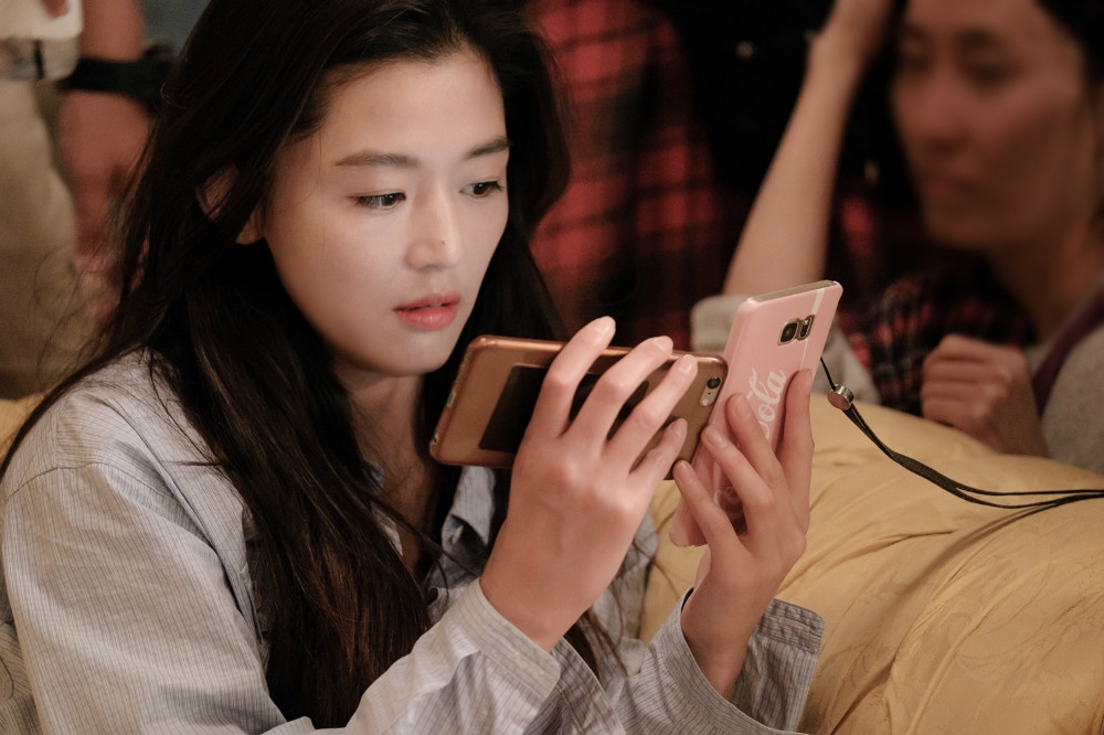 'Huyền Thoại Biển Xanh' tung loạt ảnh tiên cá đẹp say lòng người của 'mợ chảnh' Jeon Ji Hyun