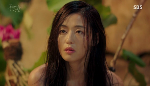 Huyền thoại biển xanh tập 1: Lee Min Ho 'cạn lời' vì độ 'điên' của Jun Ji Hyun