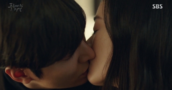 Huyền thoại biển xanh: Lee Min Ho và Jun Ji Hyun lại khiến fan sướng rơn với nụ hôn ngọt hơn đường