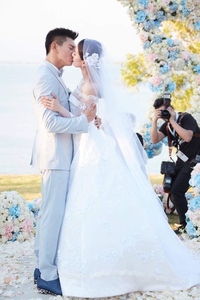 Muôn vàn kiểu hôn 'thể hiện tình yêu' trong lễ cưới của sao Hoa ngữ 
