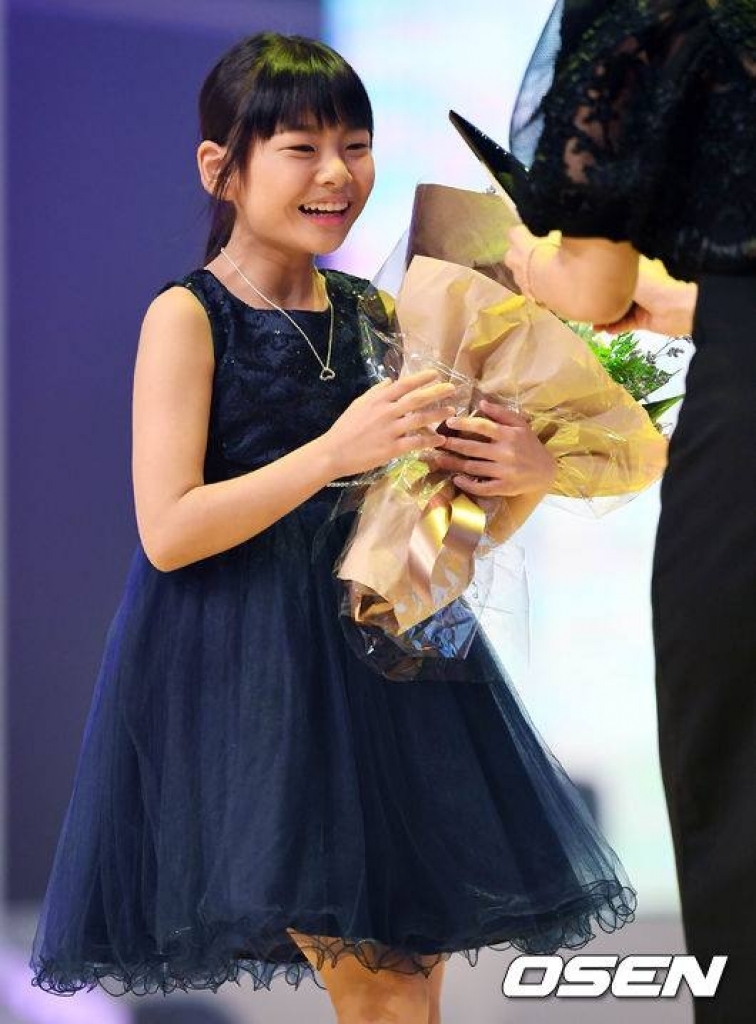 Chỉ mới 11 tuổi, con gái Gong Yoo đã làm nên lịch sử tại LHPQT Busan