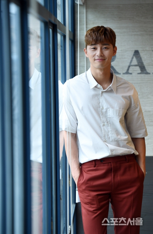 Park Seo Joon gây chú ý với khách hàng nam vì quá đẹp trai