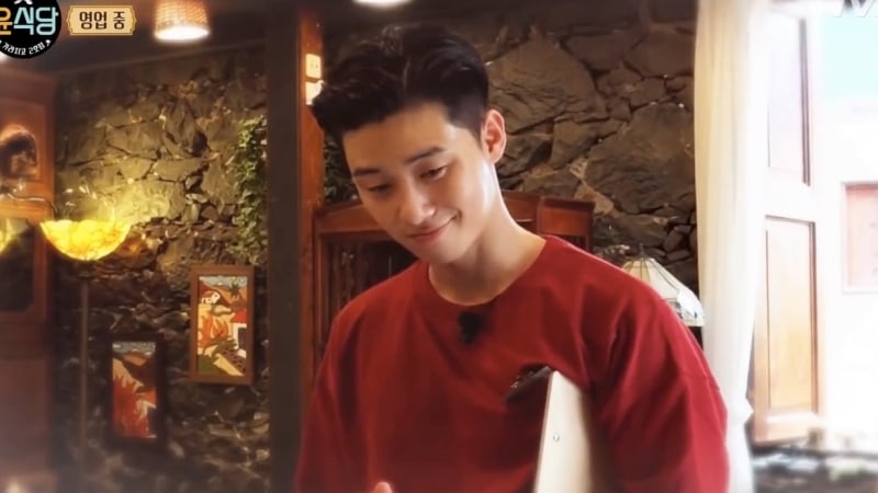 Park Seo Joon gây chú ý với khách hàng nam vì quá đẹp trai