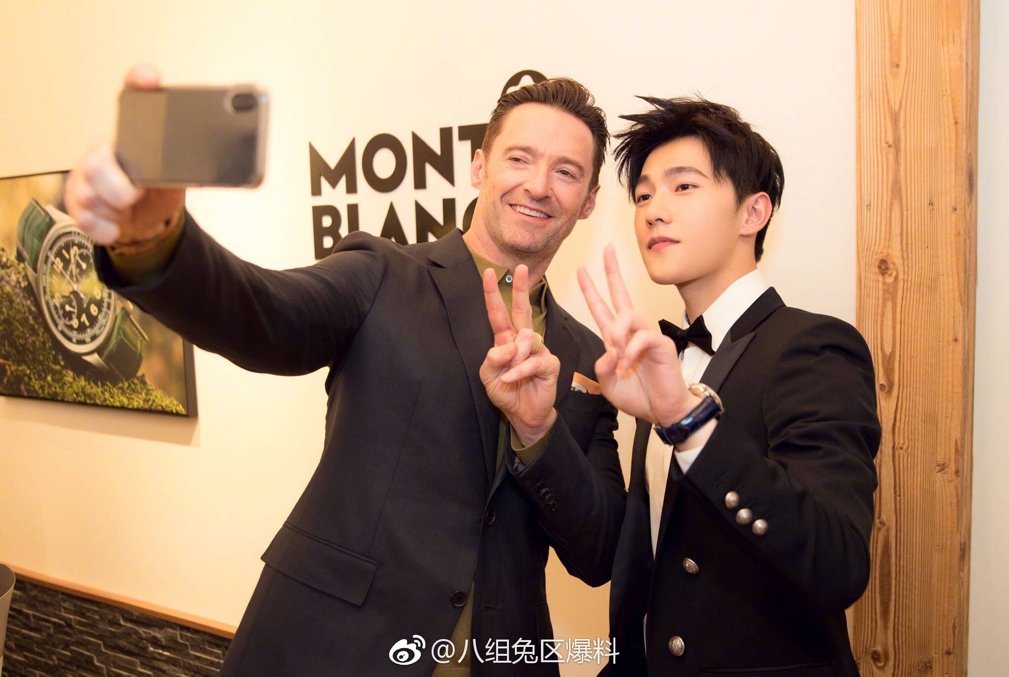 Dương Dương tươi rói khi selfie cùng Hugh Jackman