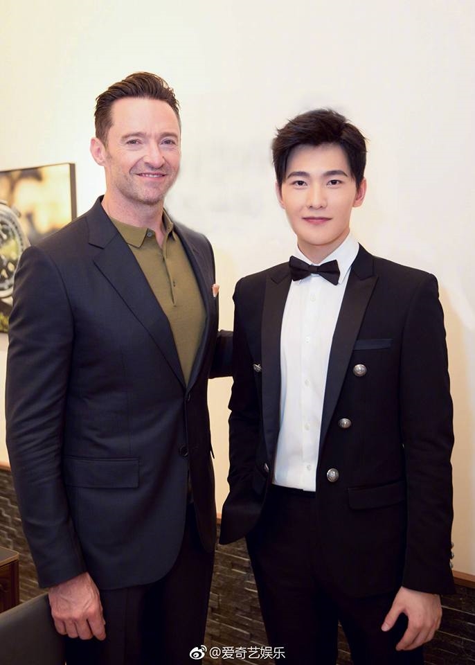 Dương Dương tươi rói khi selfie cùng Hugh Jackman