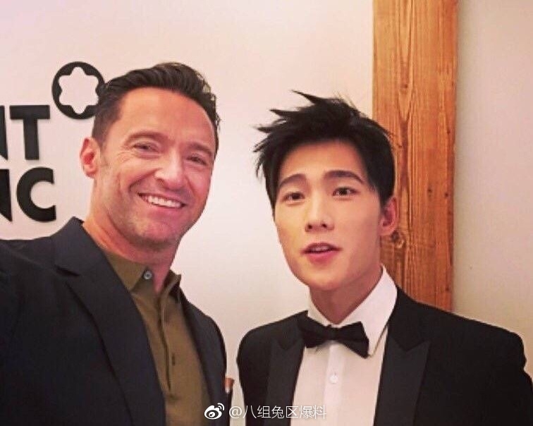 Dương Dương tươi rói khi selfie cùng Hugh Jackman