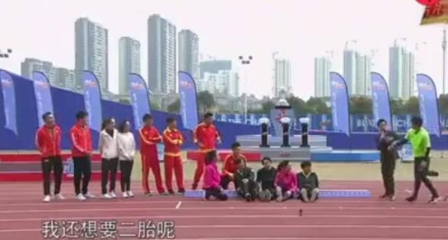 Lý Tiểu Lộ tươi tỉnh, tới trường quay thăm chồng