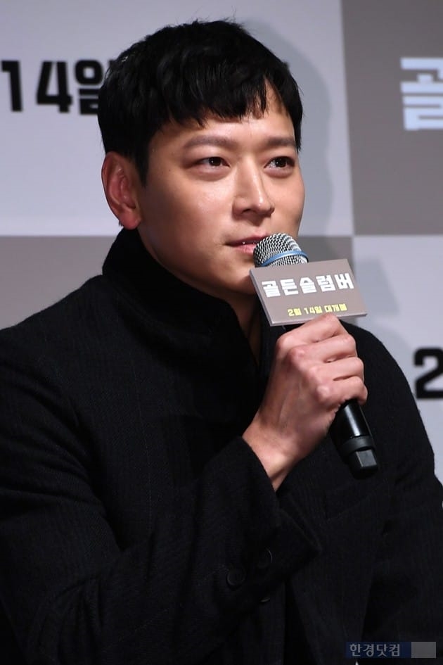 Kang Dong Won xuất hiện rạng ngời trong họp báo movie mới