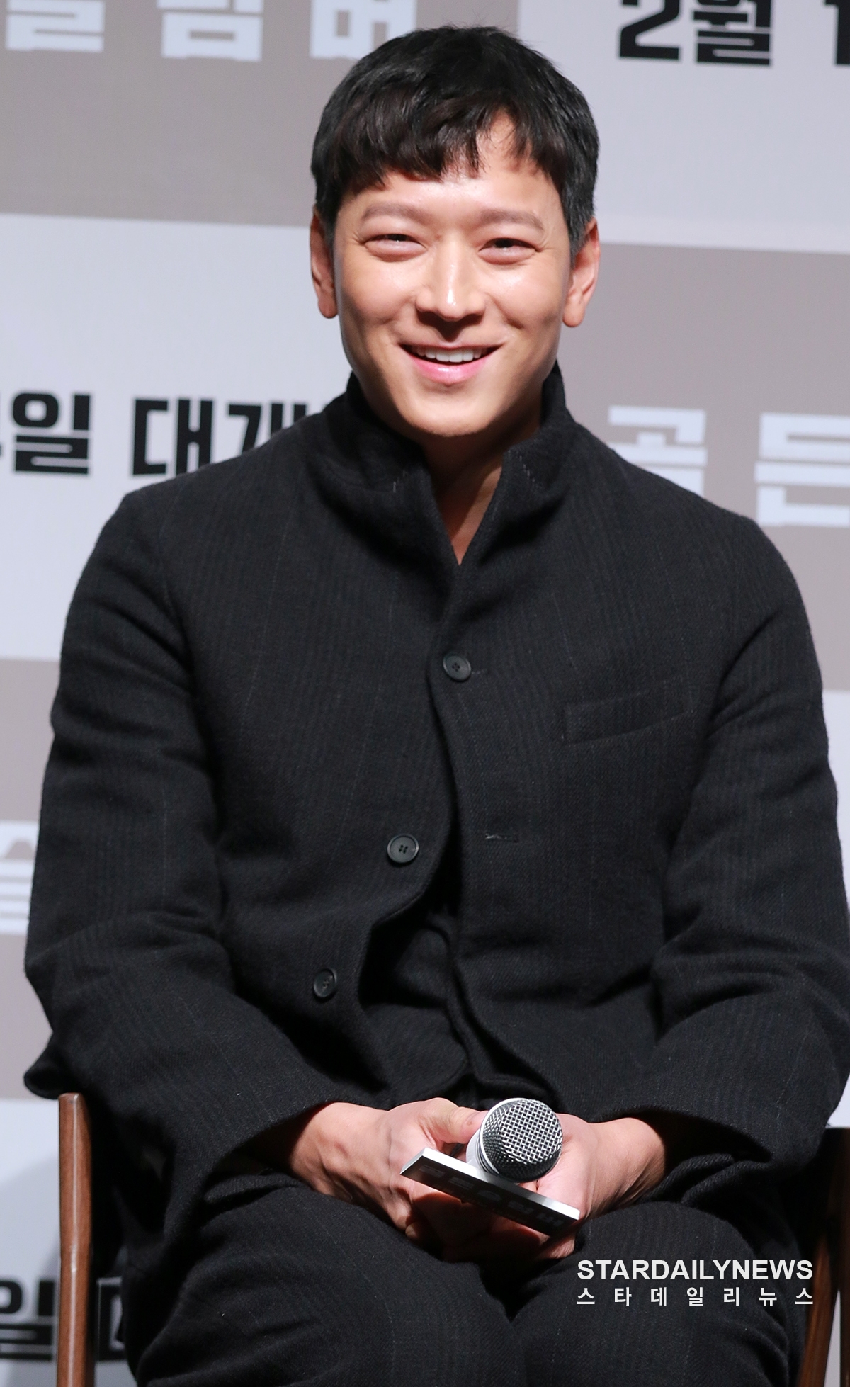 Kang Dong Won xuất hiện rạng ngời trong họp báo movie mới