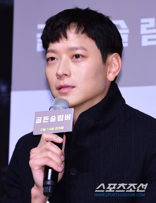 Kang Dong Won xuất hiện rạng ngời trong họp báo movie mới