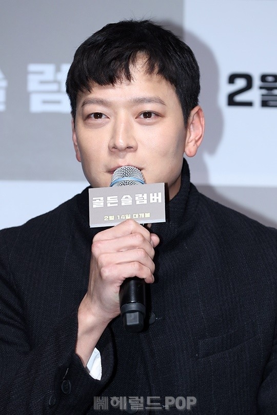 Kang Dong Won xuất hiện rạng ngời trong họp báo movie mới