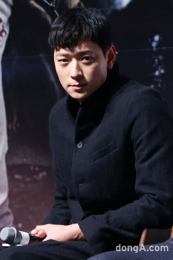 Kang Dong Won xuất hiện rạng ngời trong họp báo movie mới