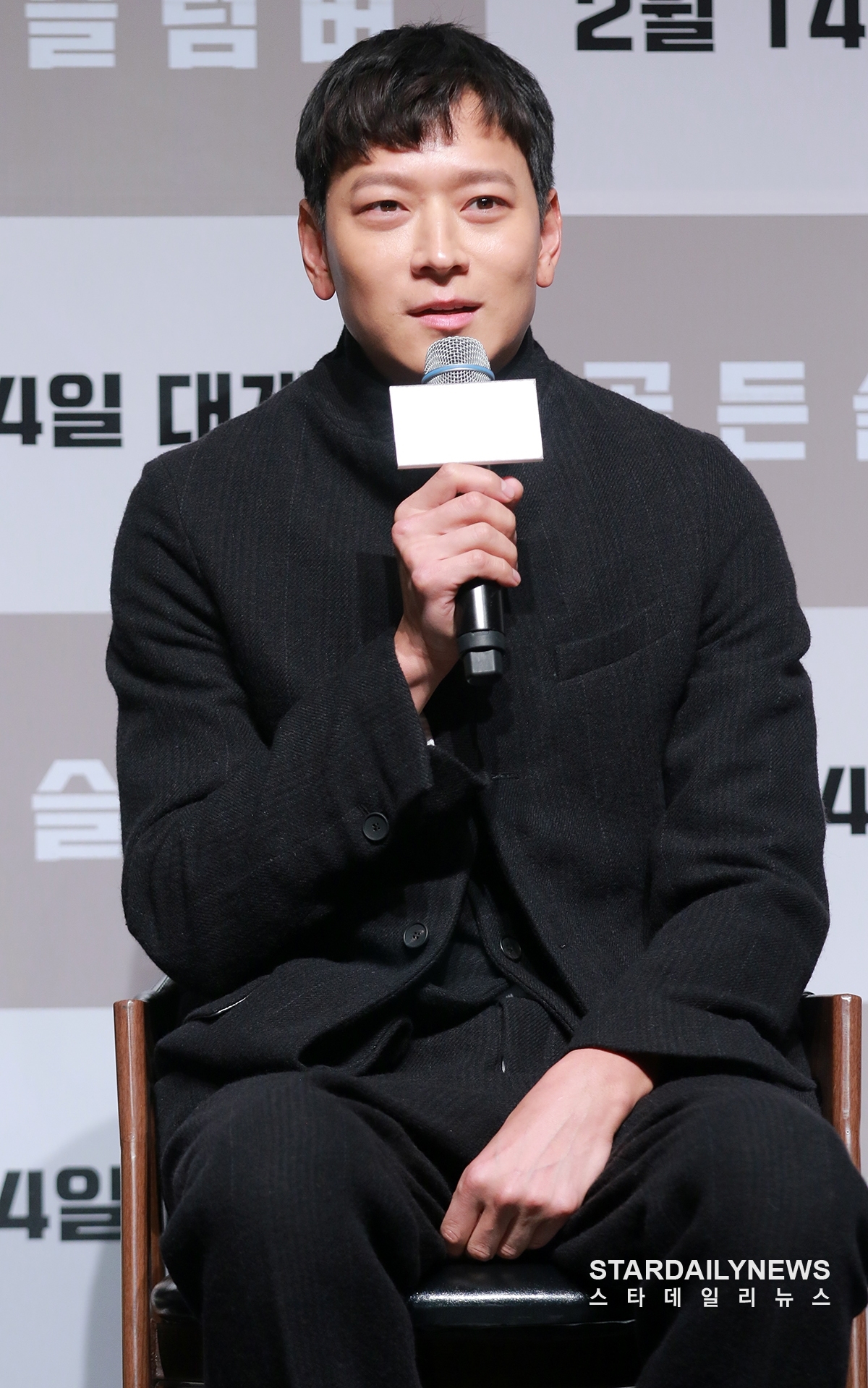 Kang Dong Won xuất hiện rạng ngời trong họp báo movie mới