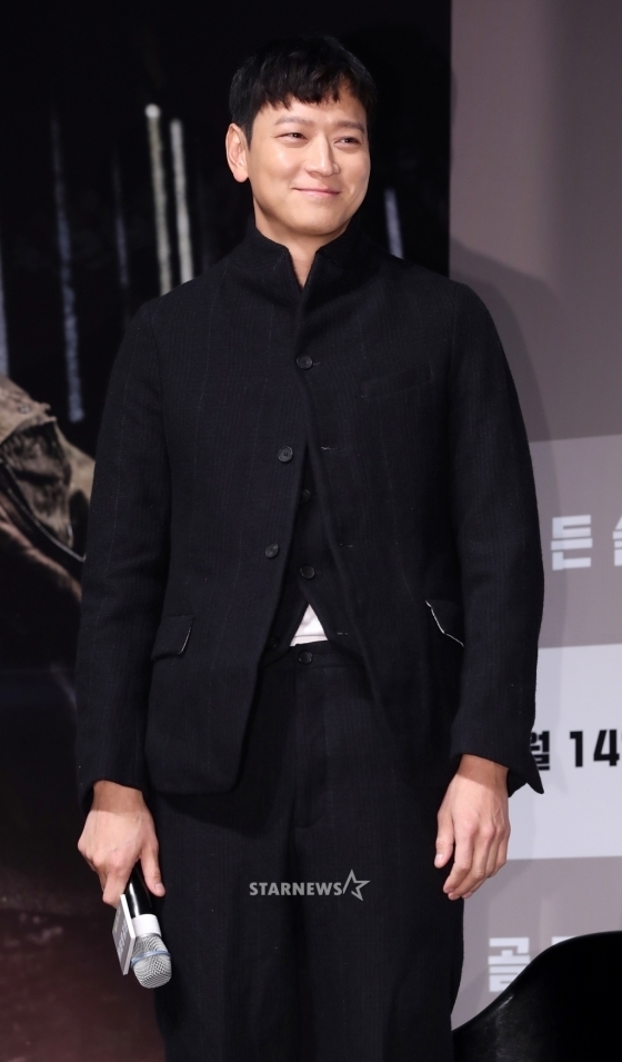 Kang Dong Won xuất hiện rạng ngời trong họp báo movie mới