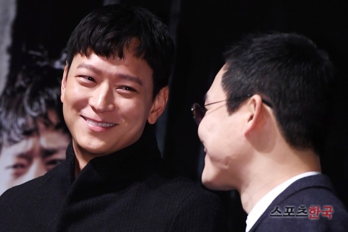 Kang Dong Won xuất hiện rạng ngời trong họp báo movie mới