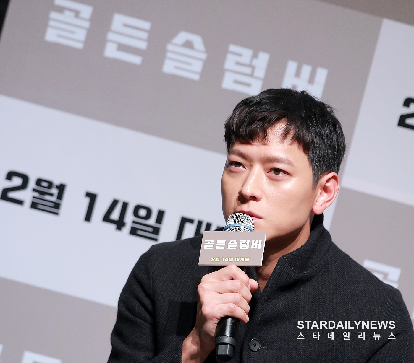 Kang Dong Won xuất hiện rạng ngời trong họp báo movie mới