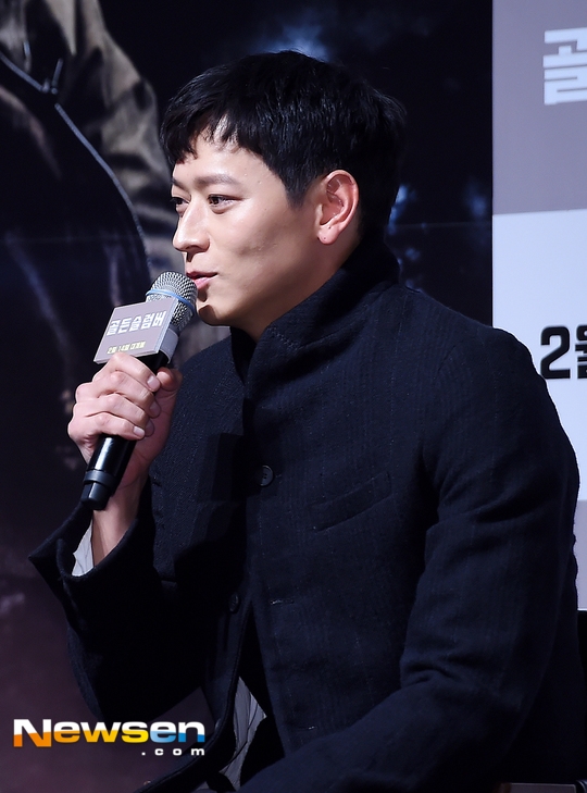 Kang Dong Won xuất hiện rạng ngời trong họp báo movie mới