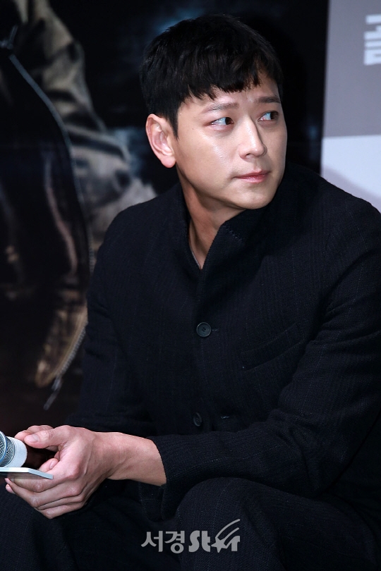 Kang Dong Won xuất hiện rạng ngời trong họp báo movie mới