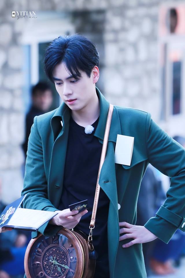 Hồ Nhất Thiên mặc áo đỏ khiến vạn cô gái nguyện bỏ cả thế giới để yêu