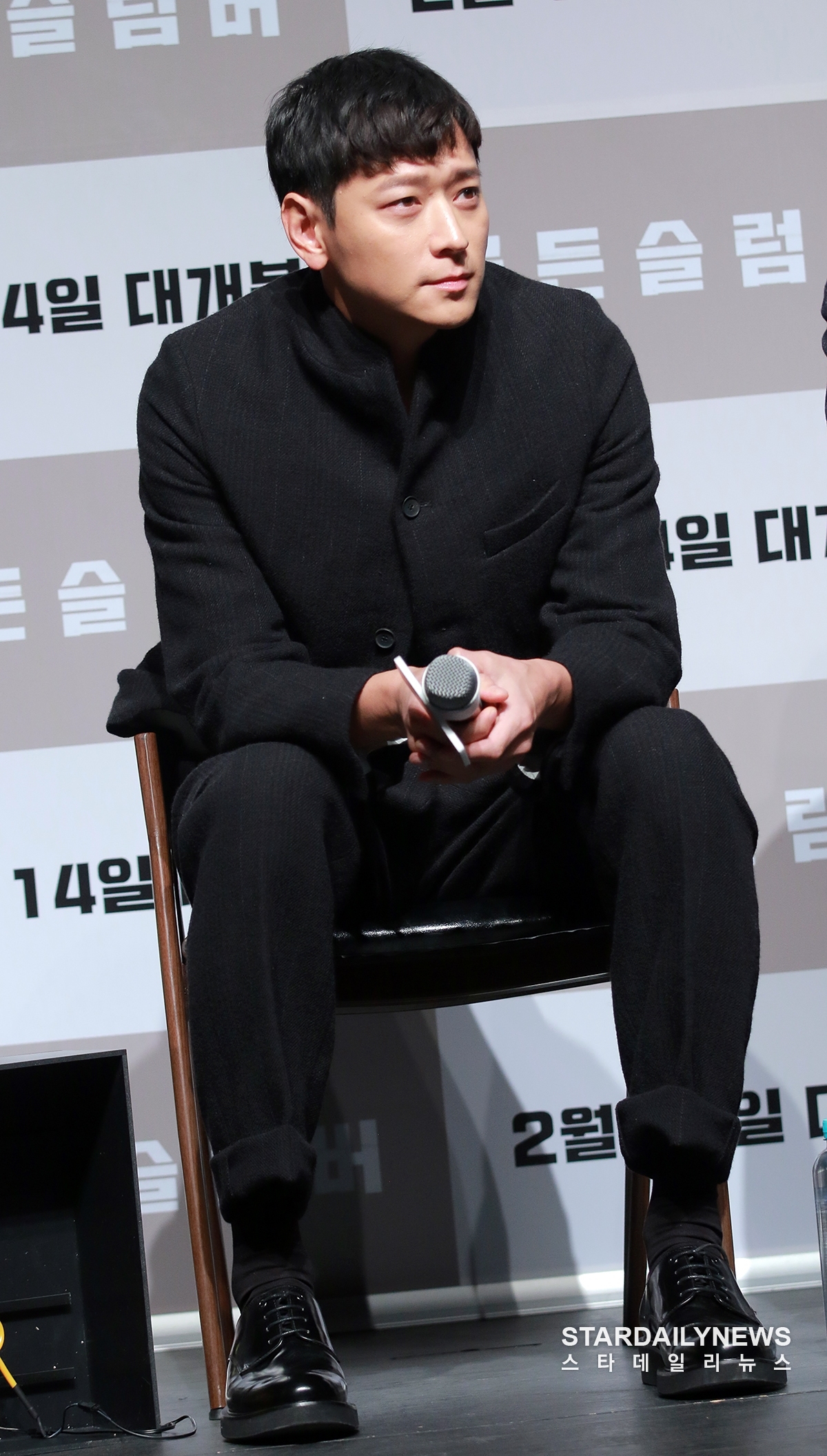 Kang Dong Won xuất hiện rạng ngời trong họp báo movie mới