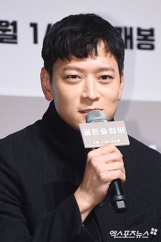 Kang Dong Won xuất hiện rạng ngời trong họp báo movie mới